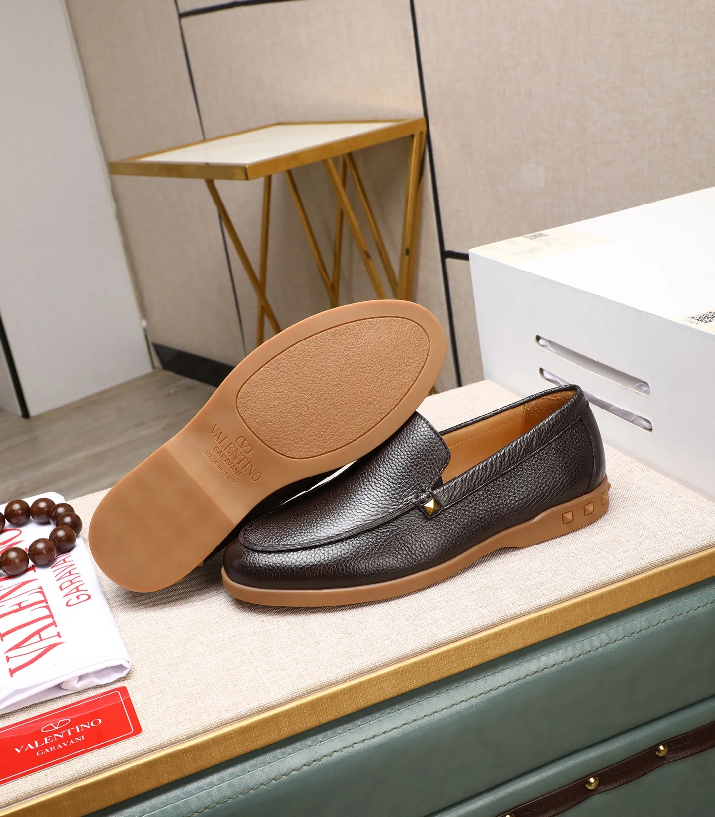 Men's shoes 💰520 [Valentino-Valentino] High-quality boutique men's shoes. The same style as the celebrities, original and authentic.✅ Made of imported cowhide + original apricot cowhide lining. The French luxury model is priced at 14,080 Swiss francs. It is also a Paris Fashion Week catwalk model. A brand can be deeply rooted in your heart, and a pair of shoes can make you linger. What you wear is not only noble, but also an aura. 👻Standard 38-45